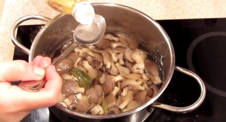 Zum Schluss geben wir pflanzliches Öl in die Marinade.