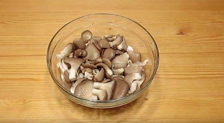 Die Champignons in eine Schüssel geben und abspülen.