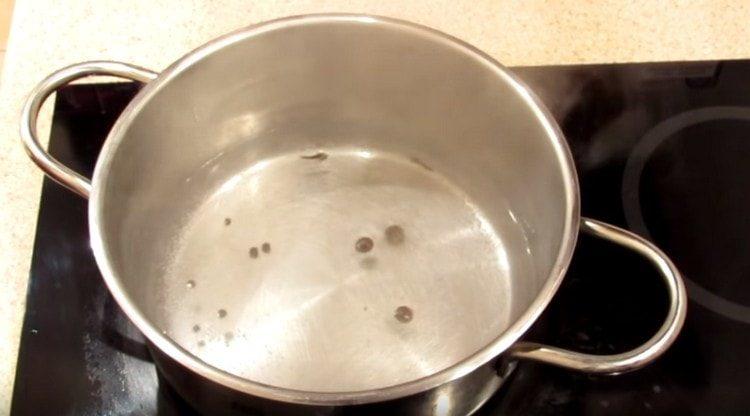 Fügen Sie Pfeffer und Erbsen und Nelken hinzu.