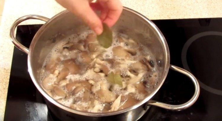 Lorbeerblatt hinzufügen.