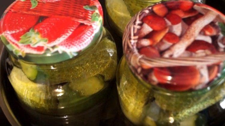 Esterilitzem les llaunes fins que els cogombres canviïn de color.