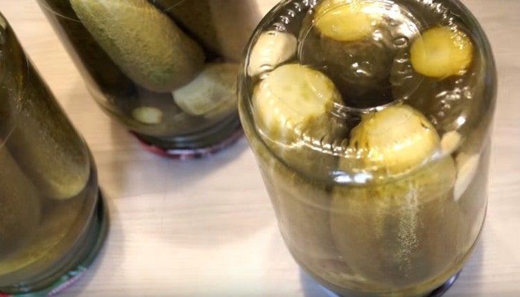 enrotllar llaunes amb tapes, girar cap per avall.