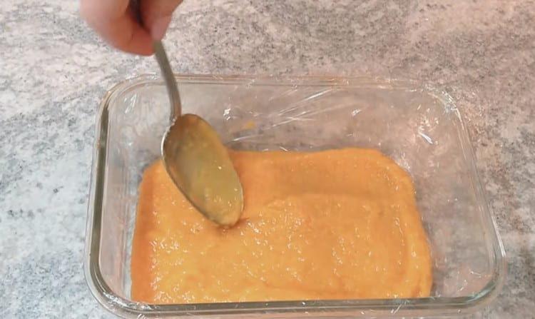 Împărțim masa de dovleac într-un borcan, acoperit cu pelicule.