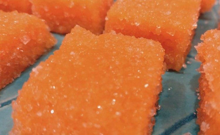 Rotiți marmelada de dovleac în zahăr și bucurați-vă de gustul excelent al bunătăților de casă!