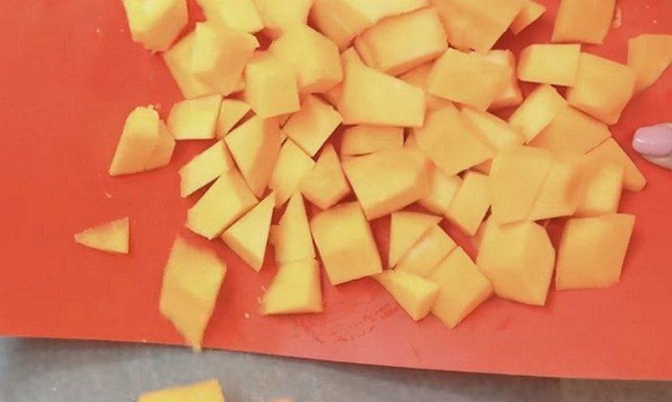 Tăiați dovleacul în bucăți.