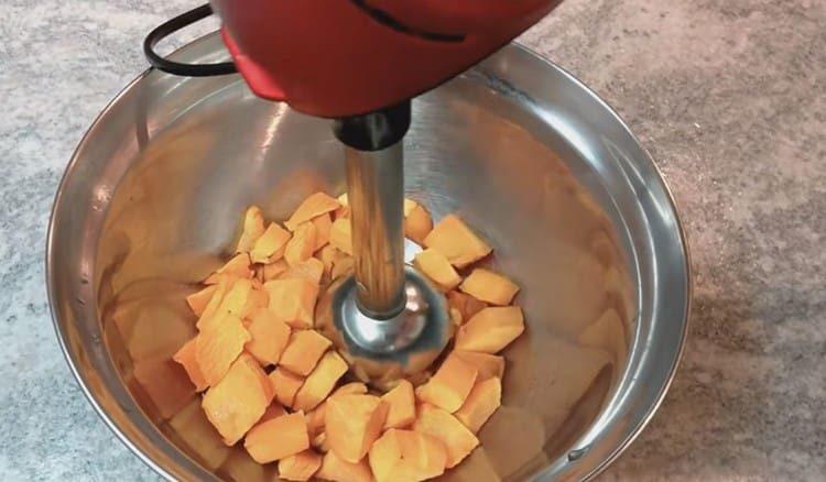 Întrerupem dovleacul copt cu un blender.