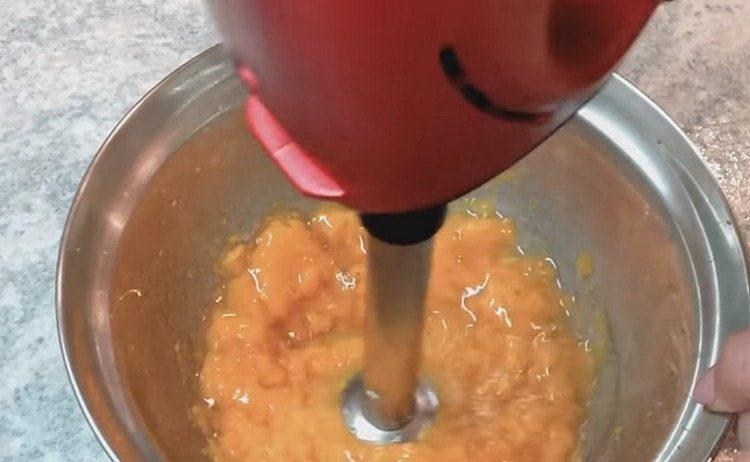 Amestecați piureul de dovleac cu gelatina cu un blender.
