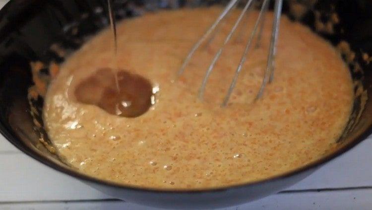 Introducem uleiul vegetal în masa dovleacului.