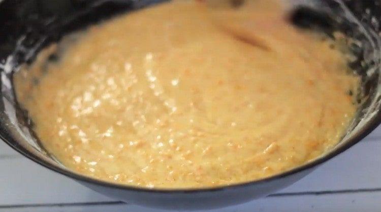 Adăugați făina, praful de copt, scorțișoara și amestecați aluatul.