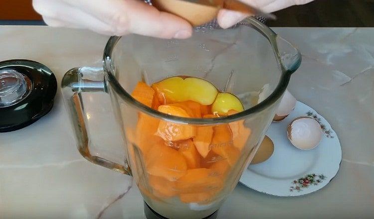 Wir schlagen die Eier ein und schlagen die Mischung.