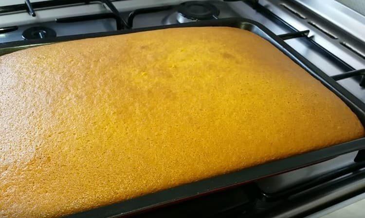 Den Kuchen backen und abkühlen lassen.