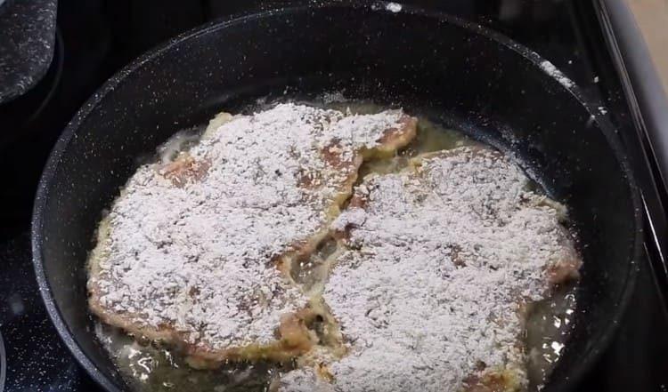 Потопете месото в яйце, след това в панировка и разстелете в тава.