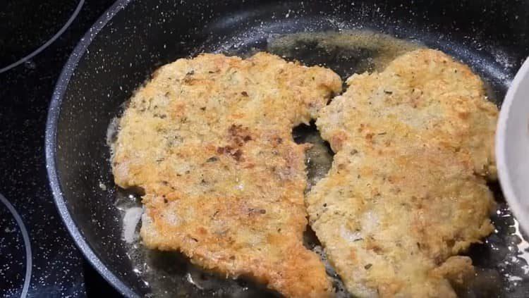 Запържете парчета месо от двете страни.