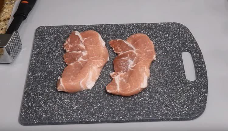 нарежете месото на филийки.