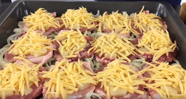 Espolseu les costelles amb formatge ratllat.