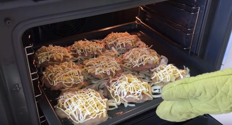 Posem el filet de pollastre al forn.