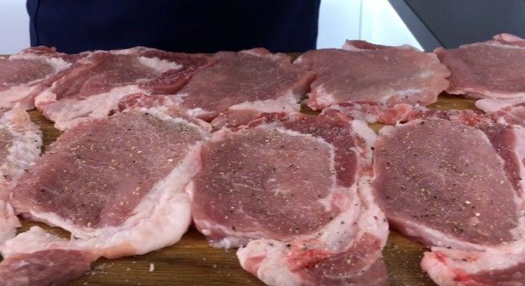 Espolseu la carn amb sal i pebre.