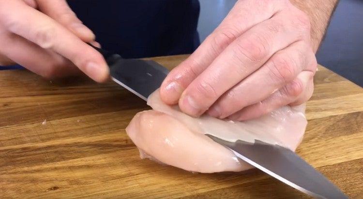 Redueix a la meitat el filet de pollastre.