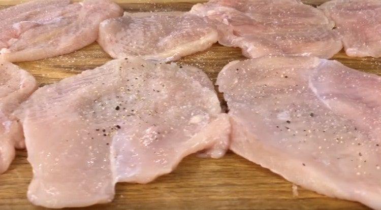 Afegiu-hi també el pollastre i la sal.