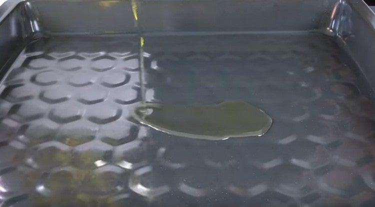 Greixeu una planxa amb oli vegetal.