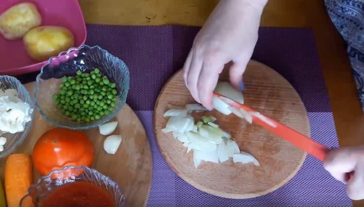 Cibuli jemně nasekejte.