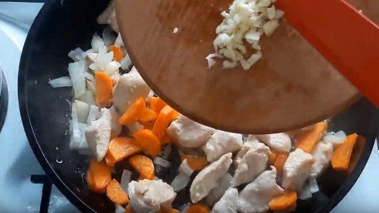 Rozemelte česnek a přidejte do pánve.