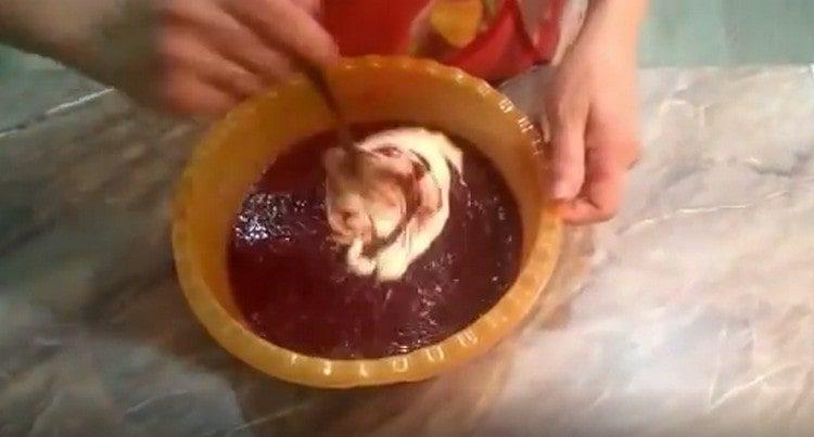 Adăugați maioneză în aluat.