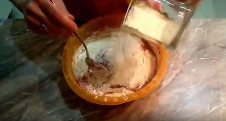 Introducem făina în aluat și o aducem la omogenitate.