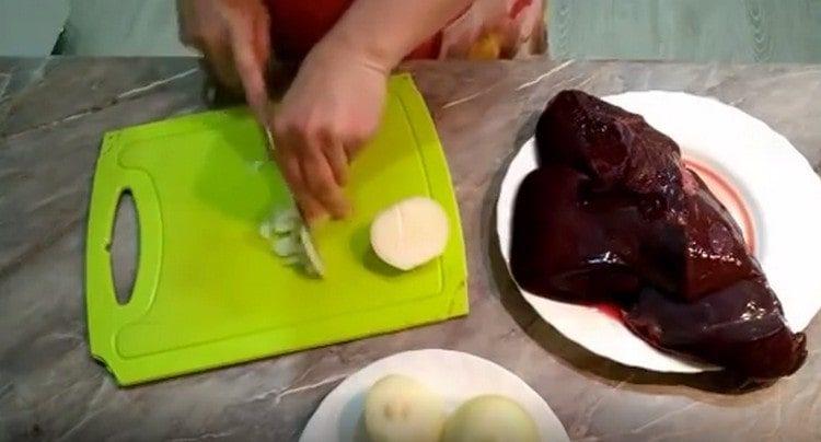 Se toacă fin ceapa.