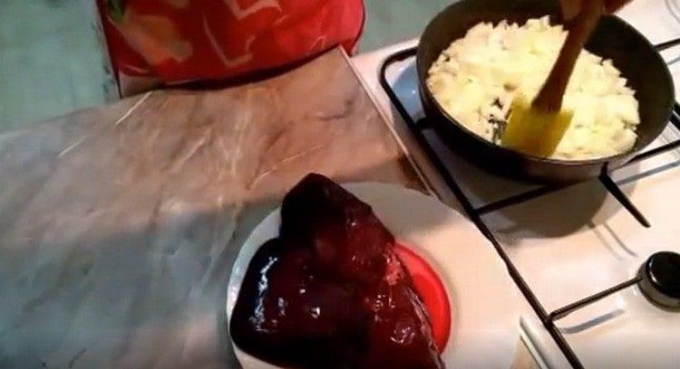 Prăjiți ceapa până se rumenesc.