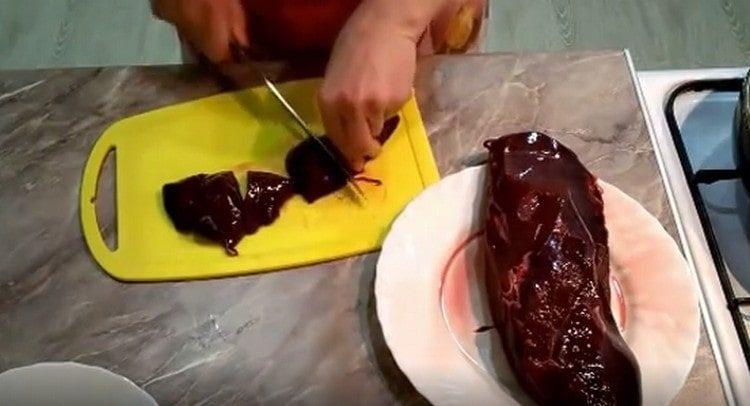 Tăiați ficatul în bucăți.