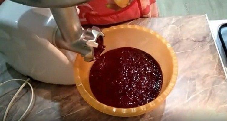 Treceți ficatul printr-o mașină de tocat carne.