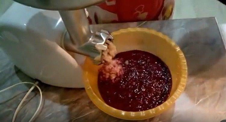 Adăugați imediat ceapa prăjită în mașina de tocat carne.