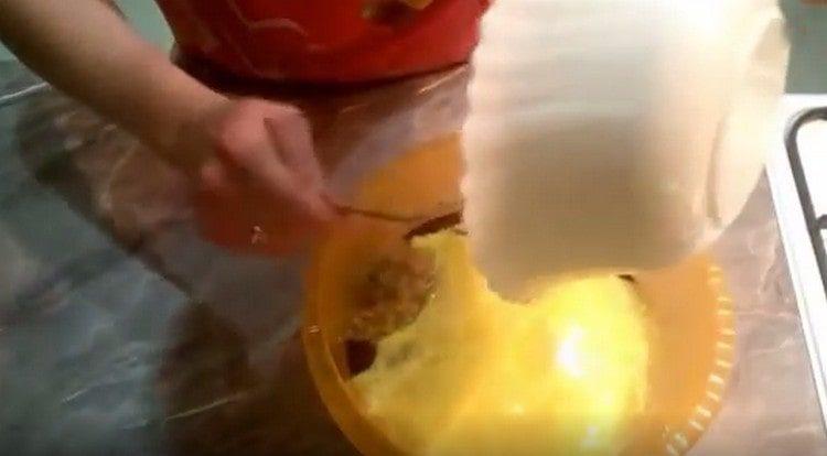 Bateți ouăle și adăugați la masa hepatică.