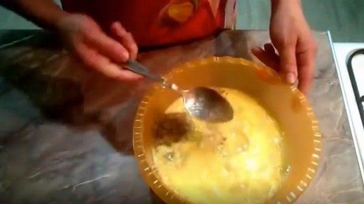 Adăugați sare și piper.