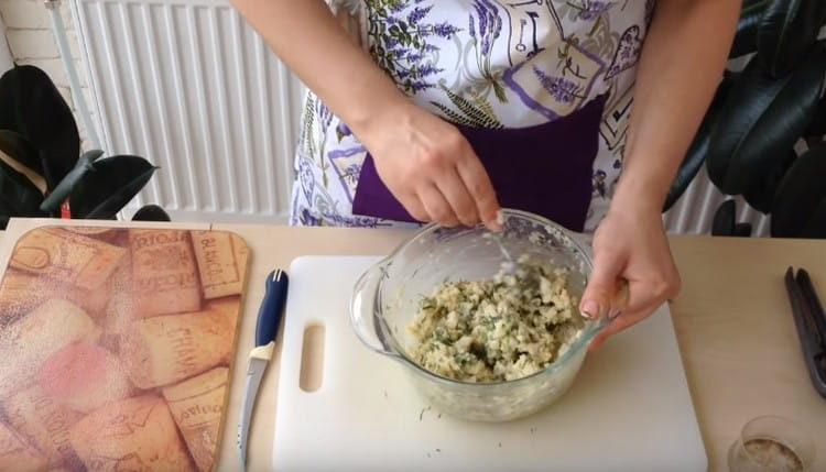 Sare, piper și amestecă bine.