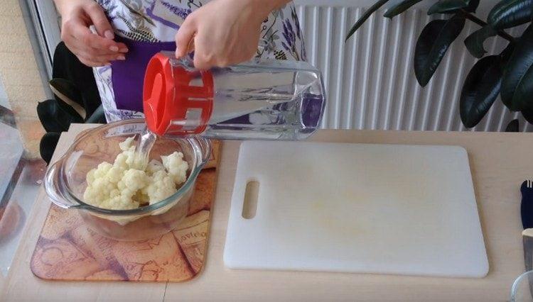 După gătit, turnați varza cu apă rece.