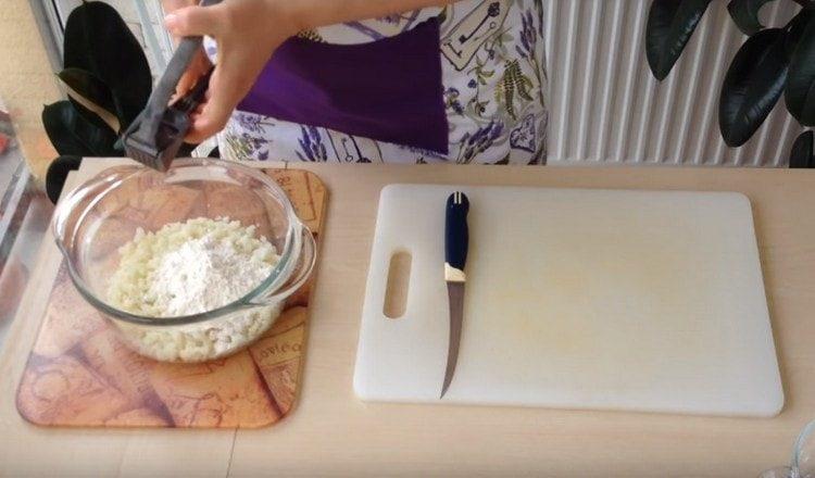 Strângeți usturoiul în masa de varză.