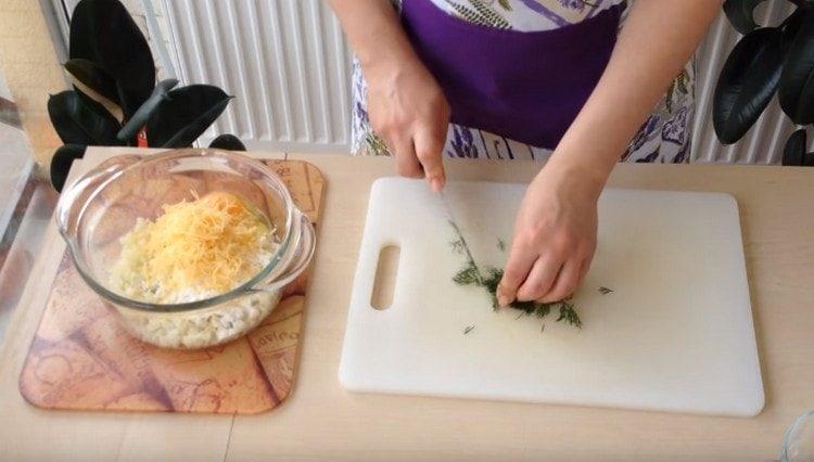 Se macină mărarul și se adaugă la masa de varză.