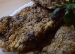 Cozinhar deliciosas costeletas de fígado de acordo com uma receita passo a passo com uma foto.