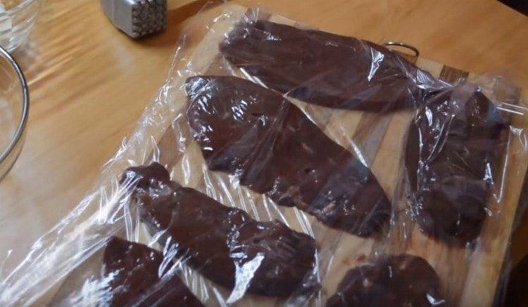 Fermez le foie avec un autre morceau de film alimentaire.