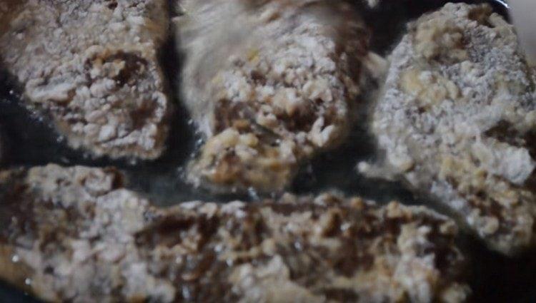 faire frire rapidement les côtelettes des deux côtés.