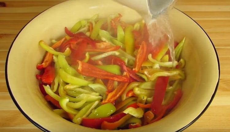 Se toarnă ardeiul cu apă clocotită.