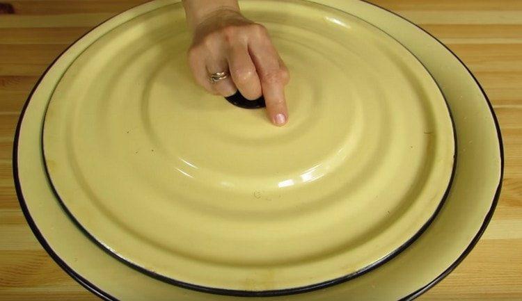 lăsați ardeiul în apă clocotită să stea sub capac.