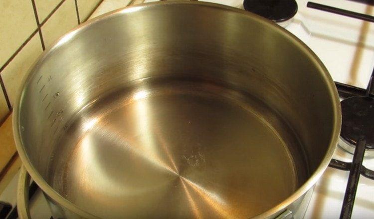 Turnați apă în tigaie.