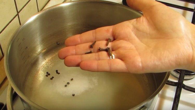 Adăugați sare, zahăr, mazăre, cuișoare.