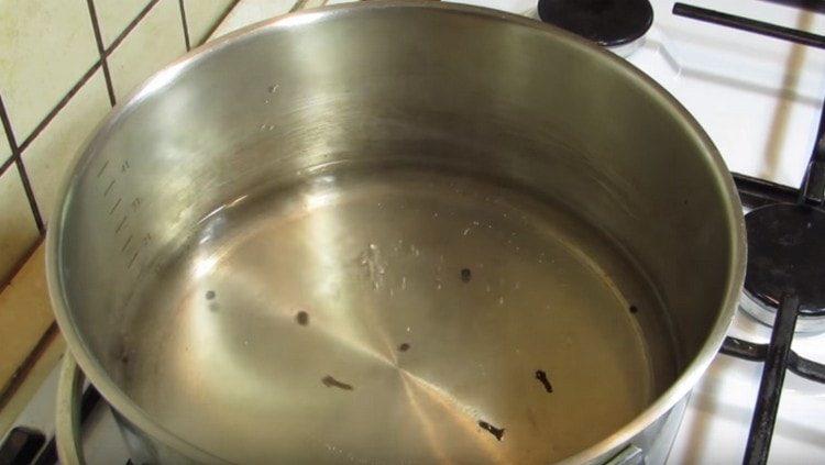 După fierbere, scoateți marinada de pe foc.