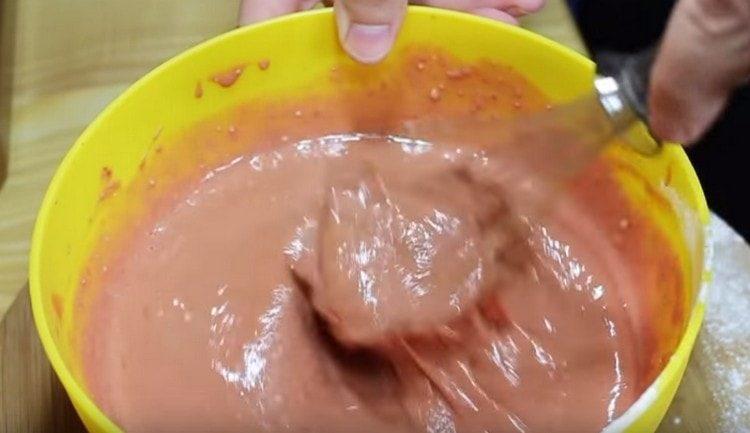 Замесете чернодробното тесто.