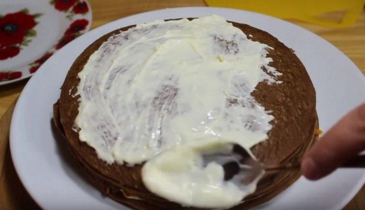 Събираме черния дроб торта, отгоре с майонеза.