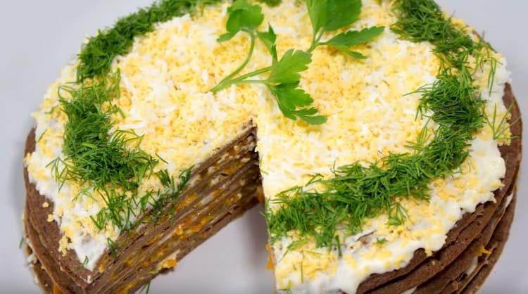 Тук можете да приготвите такава вкусна и красива торта с черен дроб от пилешки дробчета.